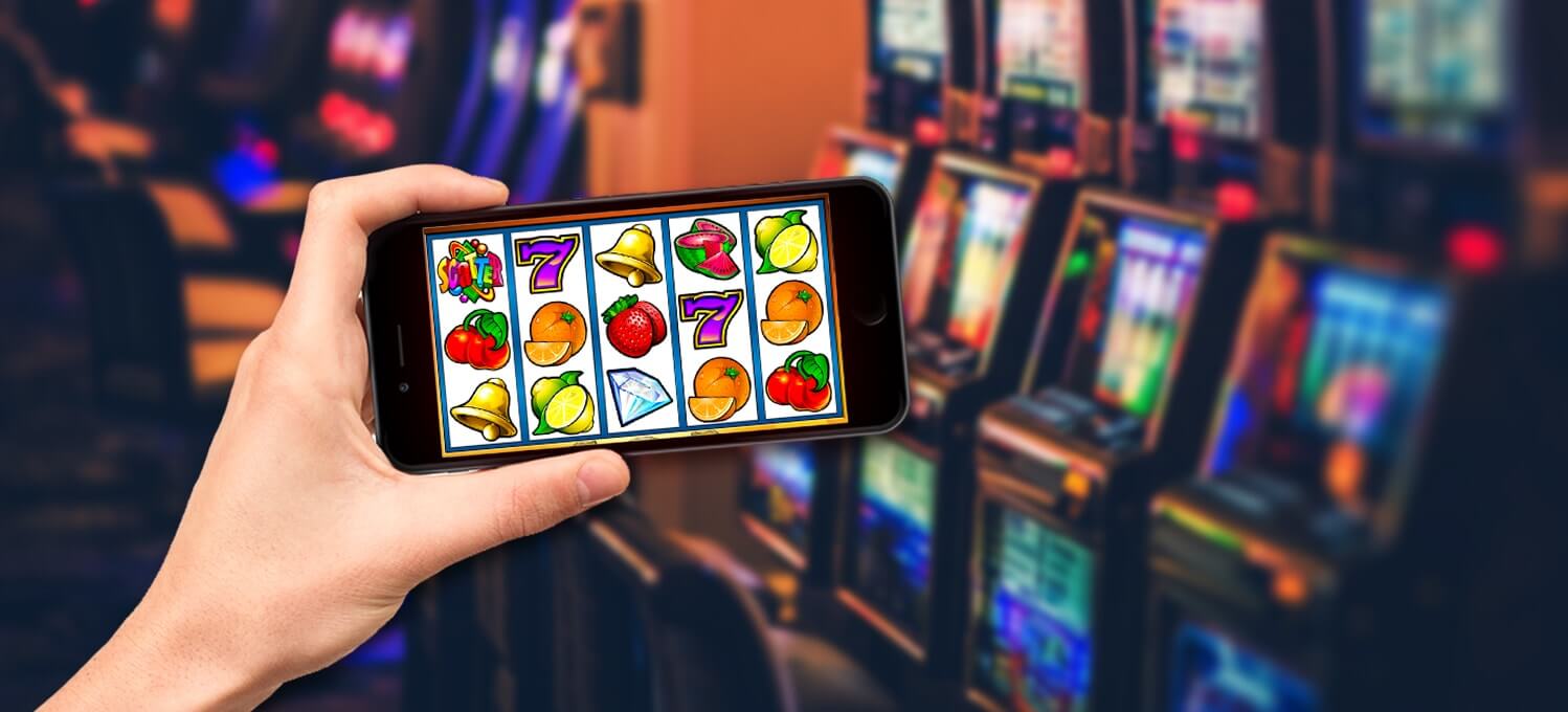 Hand som håller mobil med slots